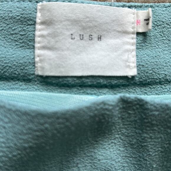 Lush Seafoam Color Shorts with Scallop Hem - Picture 4 of 6